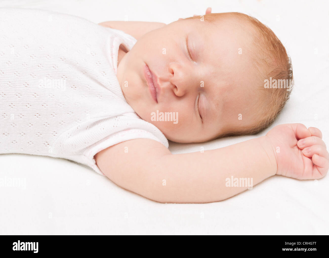 Neugeborenes Baby auf weißen Bettlaken schlafen Stockfoto