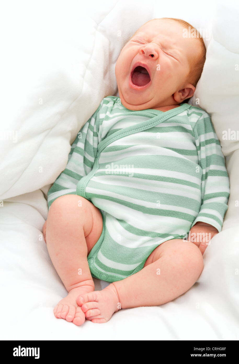 Gähnen New Born Baby im Bett Stockfoto