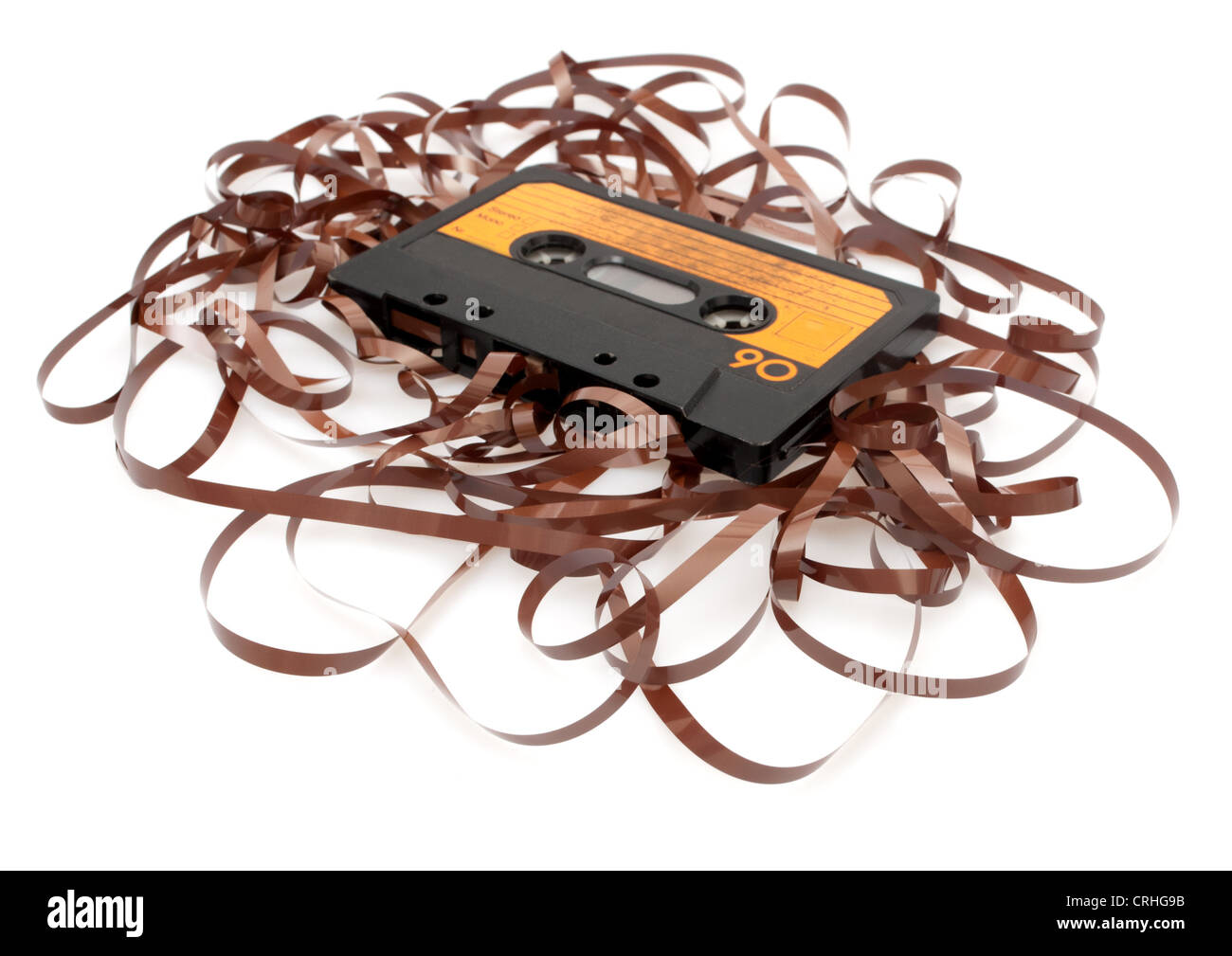 Retro-Audio-Kassette mit herausgezogen Band auf weißem Hintergrund - geringe Schärfentiefe Stockfoto