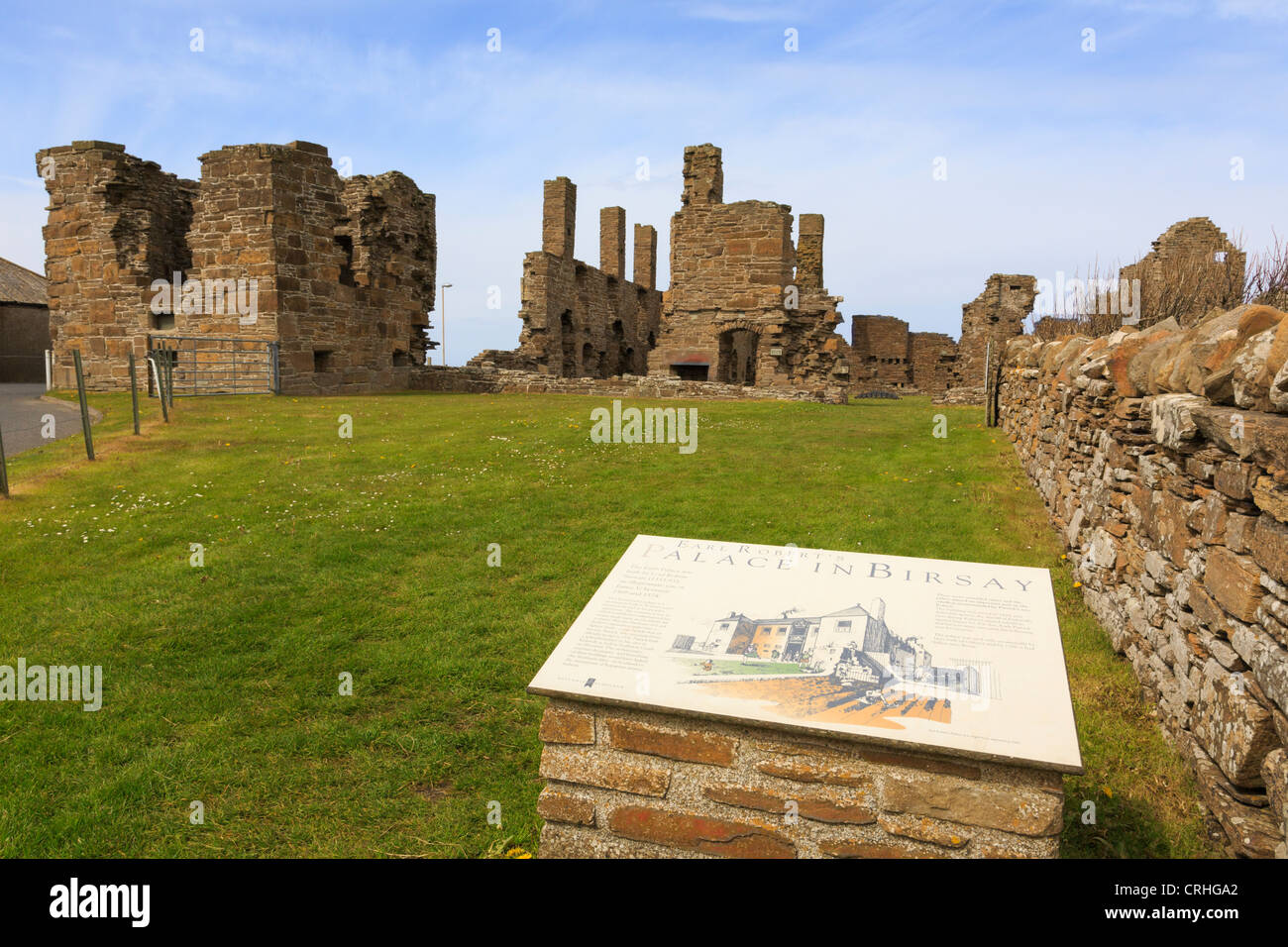 Hinweisschild für die zerstörten Überreste des 16. Jahrhunderts Earl's Palace gebaut von Herrn Robert Stewart. Birsay Orkney Inseln Schottland Großbritannien Stockfoto