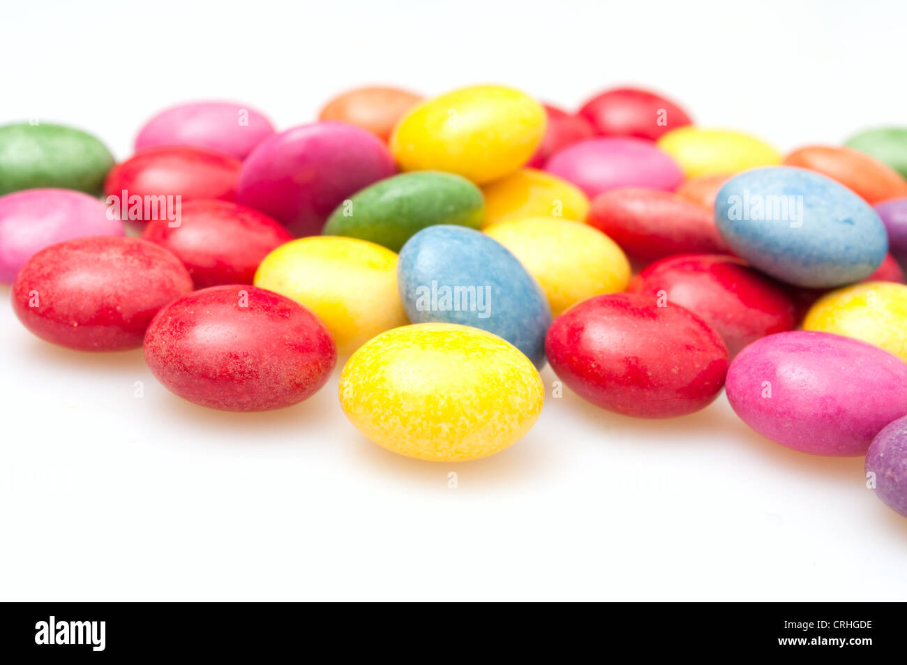 Runde Bonbons in vielen Farben auf weißem Hintergrund Stockfoto