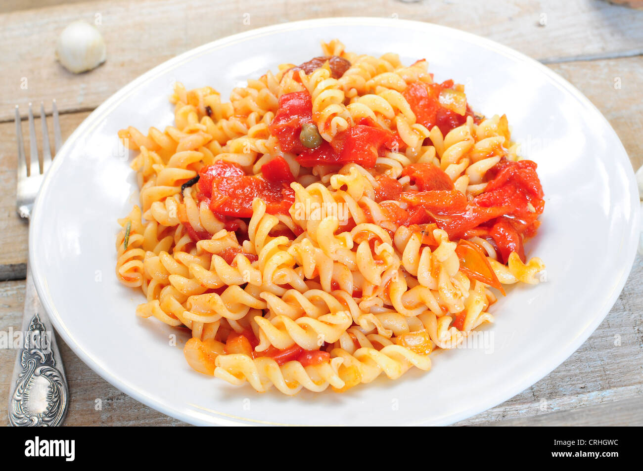Nudelgericht - Fusili mit Tomaten-Paprika-Sauce gekocht Stockfoto