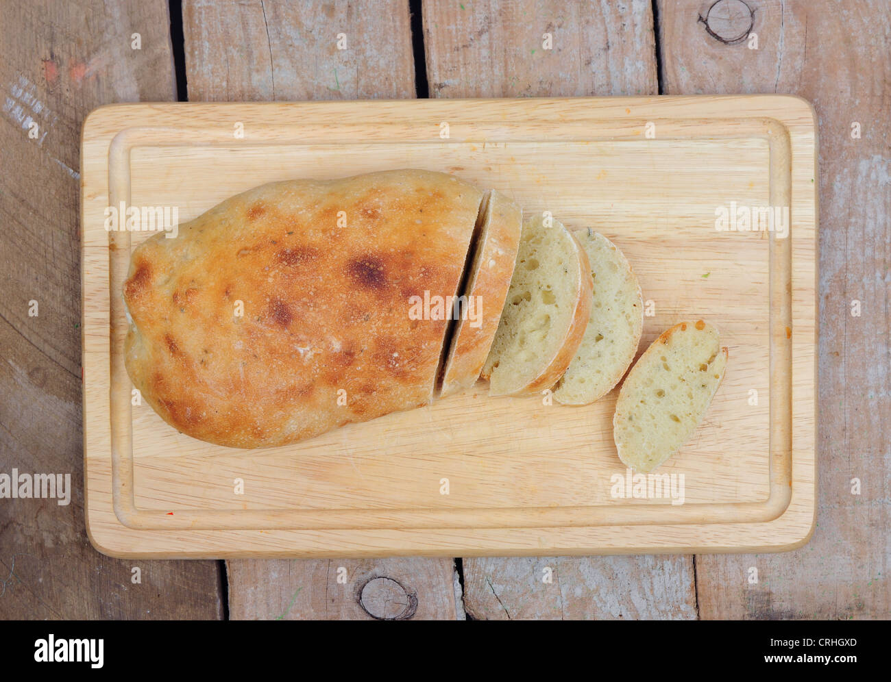 Hausgemachte Laib Brot und Scheiben auf Holzbrett Stockfoto