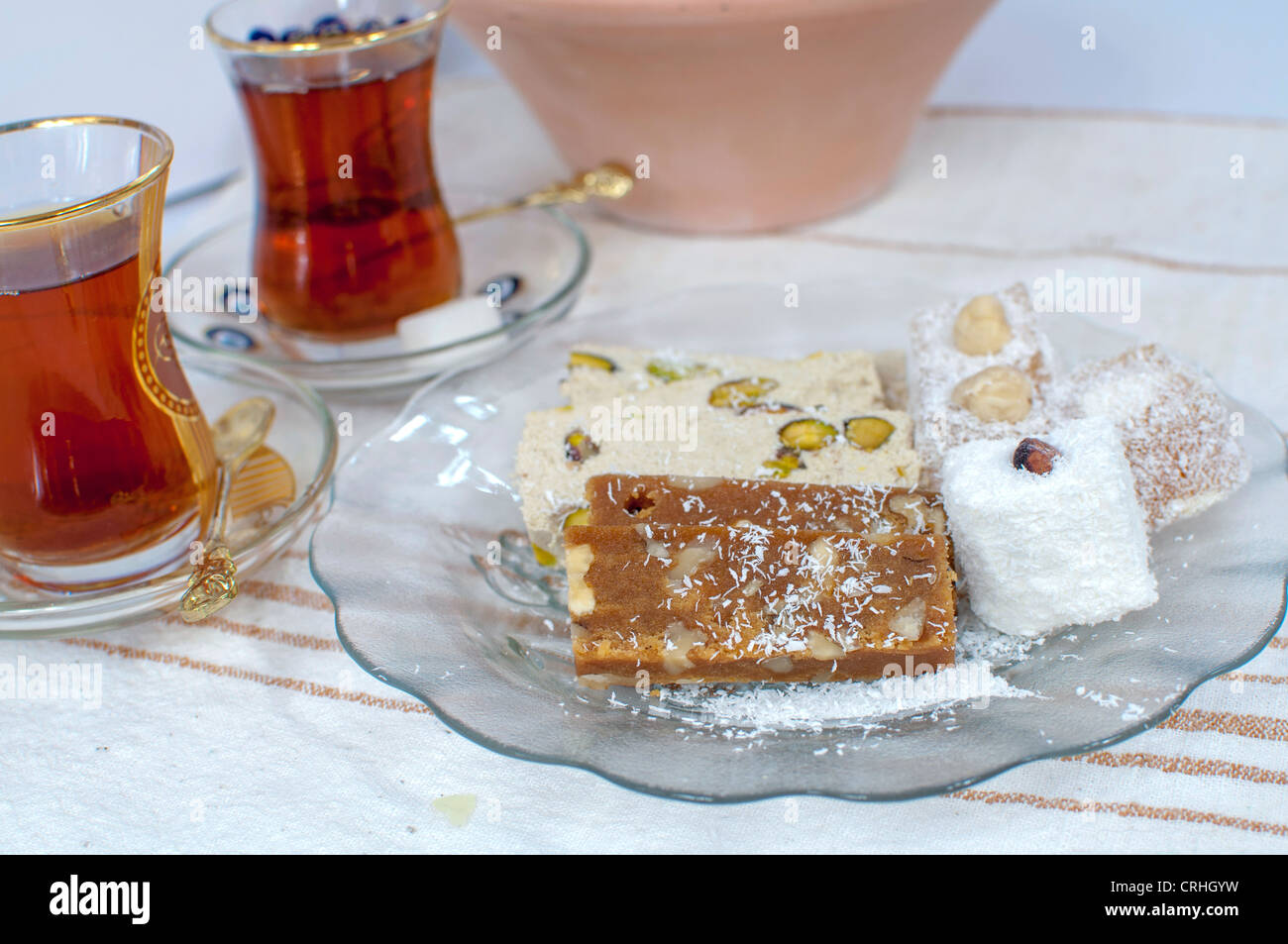 Türkische süße Süßwaren - Tahini Halva und türkische Spezialitäten, serviert mit chai Stockfoto