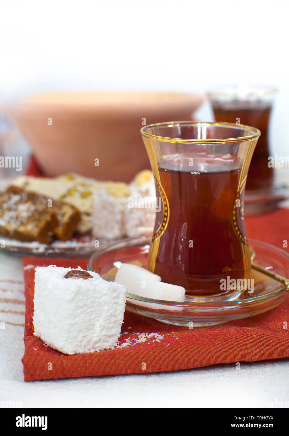 Traditionelle türkische Chai in Gläsern serviert mit zwei Stück Würfelzucker und Lokum Stockfoto