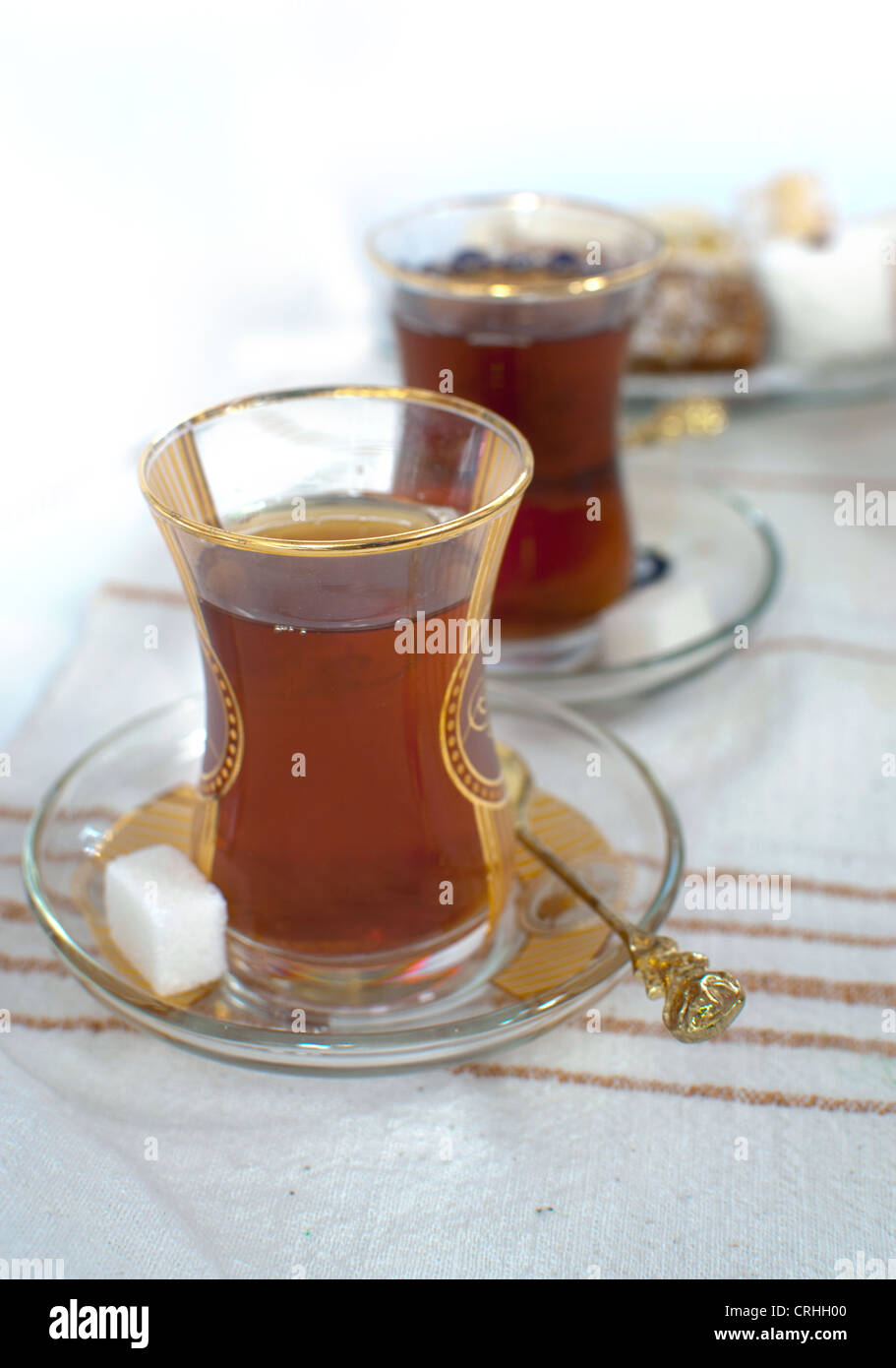 Traditionelle türkische Chai in zwei Gläsern serviert mit Würfelzucker Stockfoto