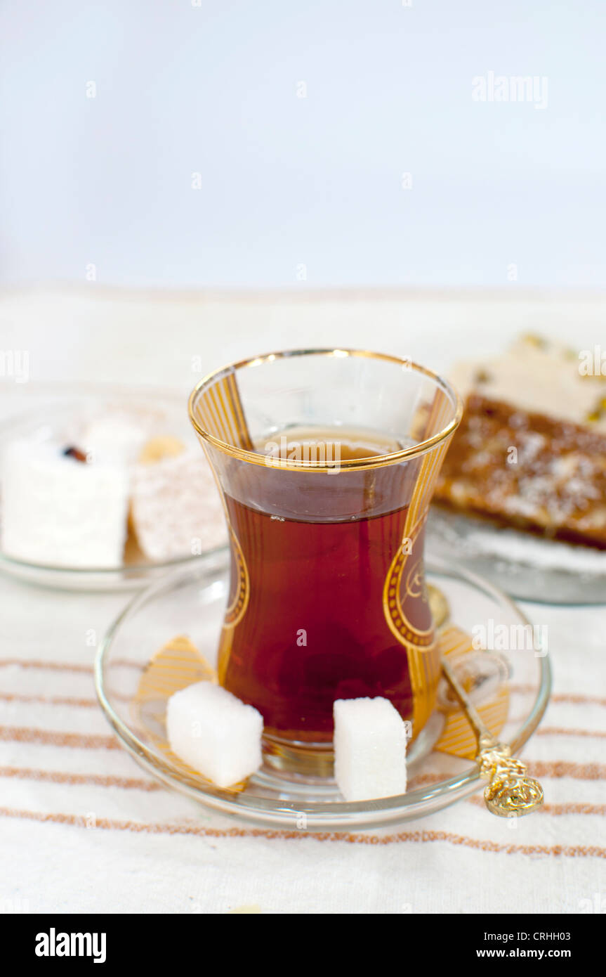 Traditionelle türkische Chai aus Glas, mit zwei Stück Würfelzucker Stockfoto
