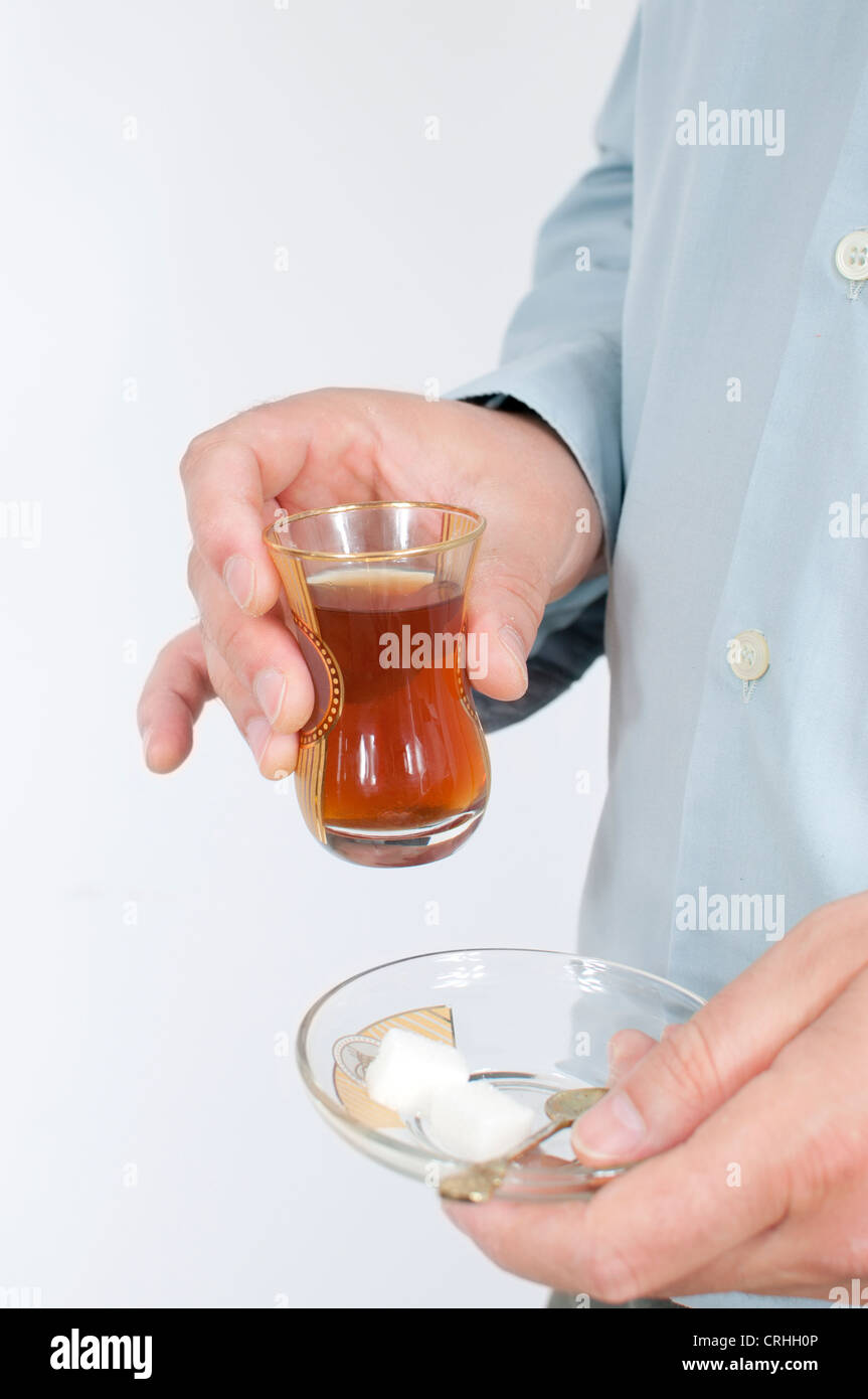 Hand des Mannes mit Glas türkischen chai Stockfoto
