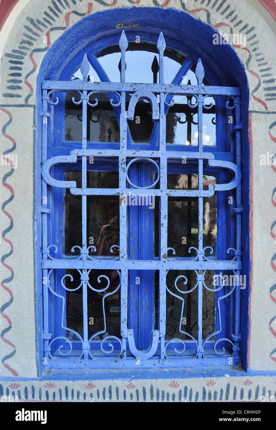 Blaue Fenster auf christlichen Klostermauer Stockfoto