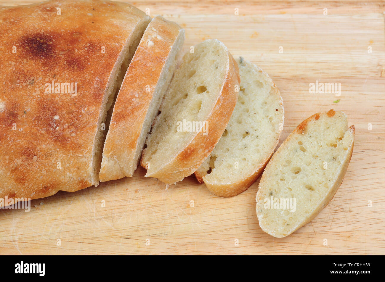 Hausgemachte Laib Brot und Scheiben auf Holzbrett Stockfoto