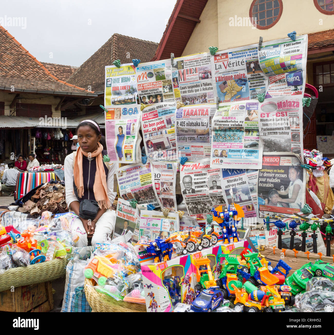 Zeitung und Spielzeug stall, Markt Analakely, Antananarivo, Madagaskar Stockfoto