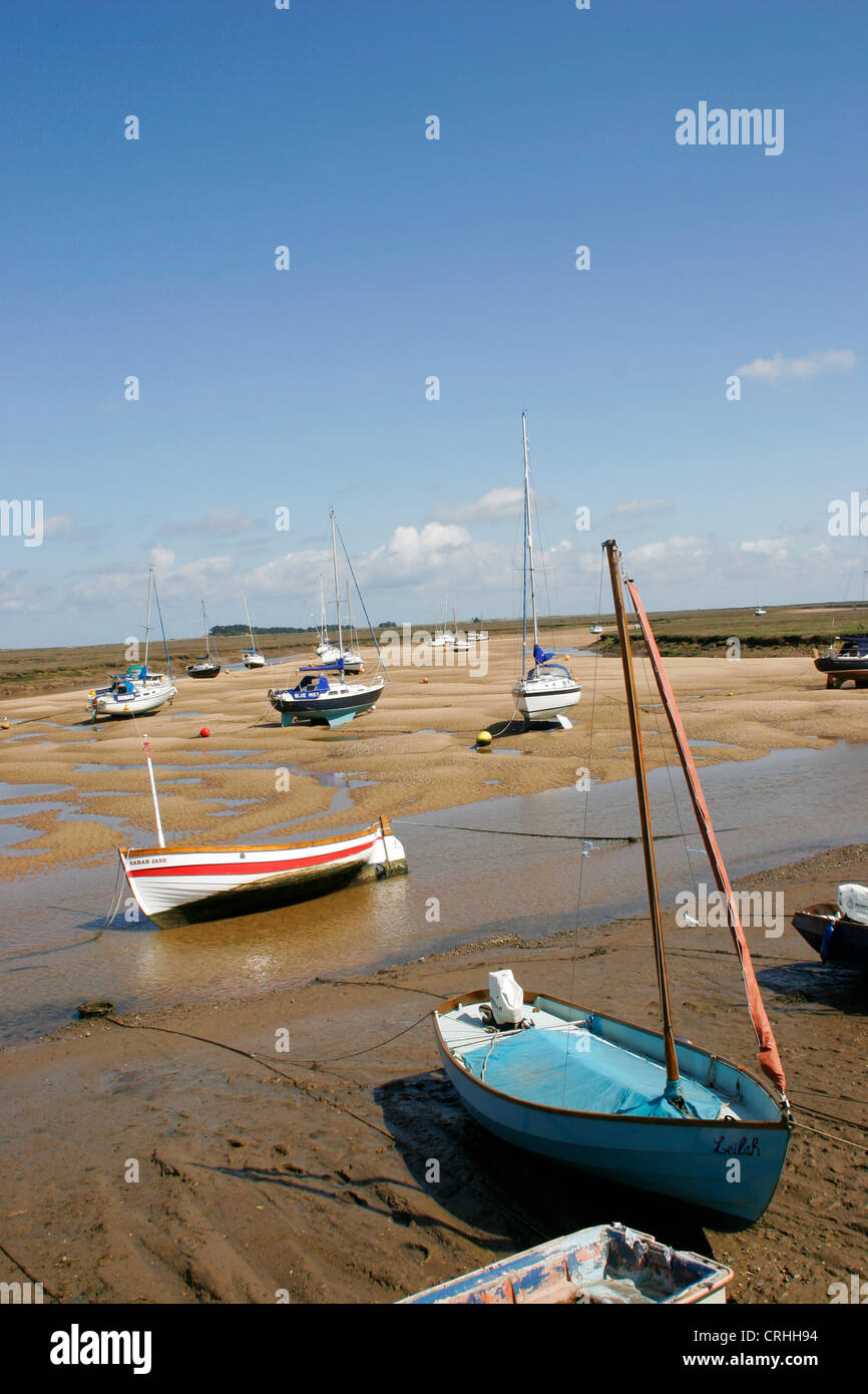 Boote bei Niedrigwasser Wells als nächstes Meer Norfolk England UK Stockfoto