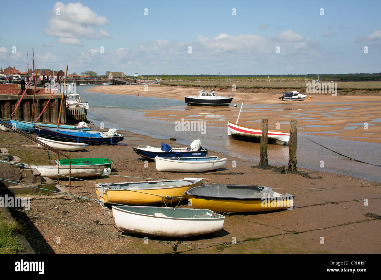 Boote bei Niedrigwasser Wells als nächstes Meer Norfolk England UK Stockfoto
