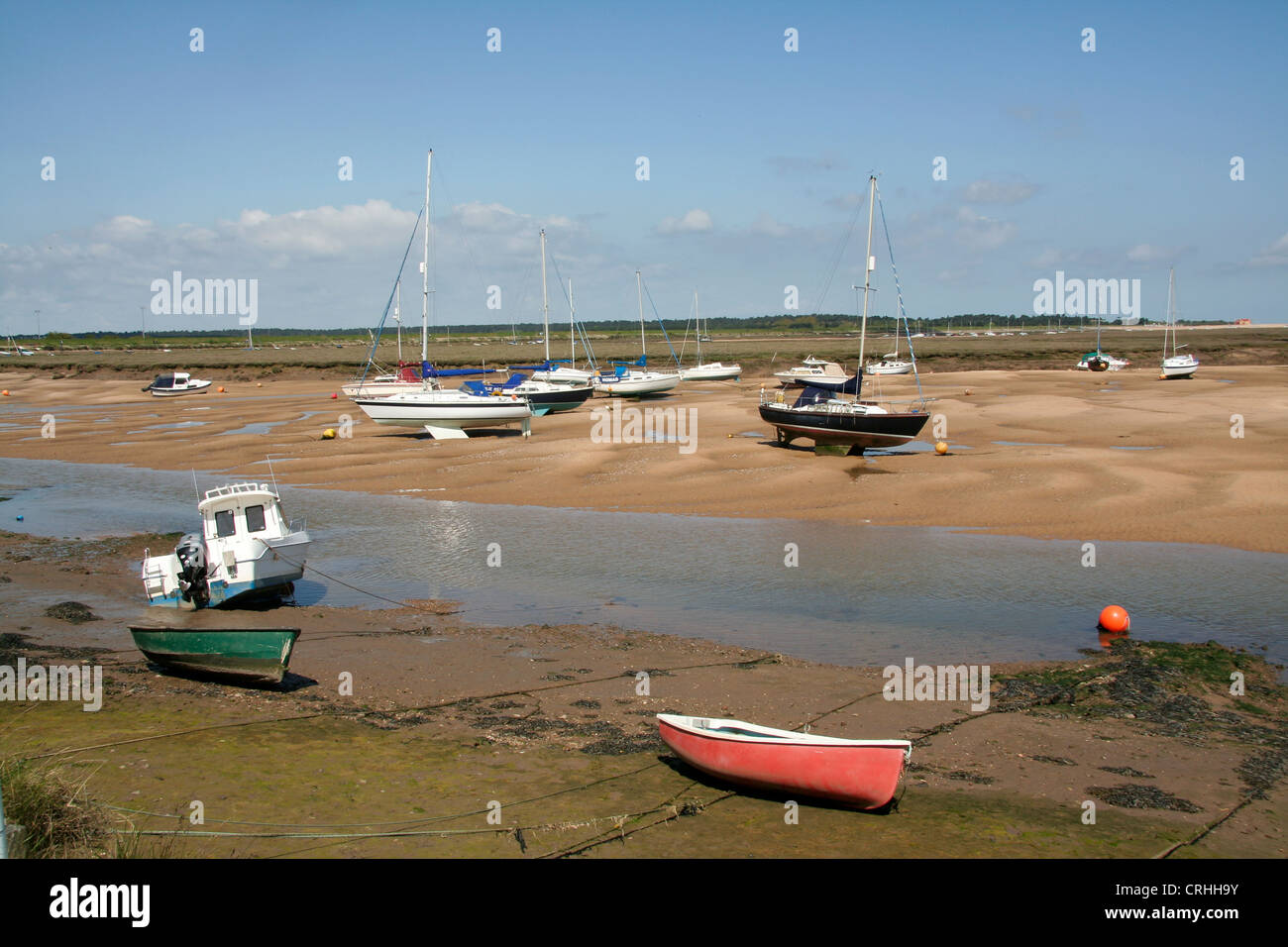 Boote bei Niedrigwasser Wells als nächstes Meer Norfolk England UK Stockfoto