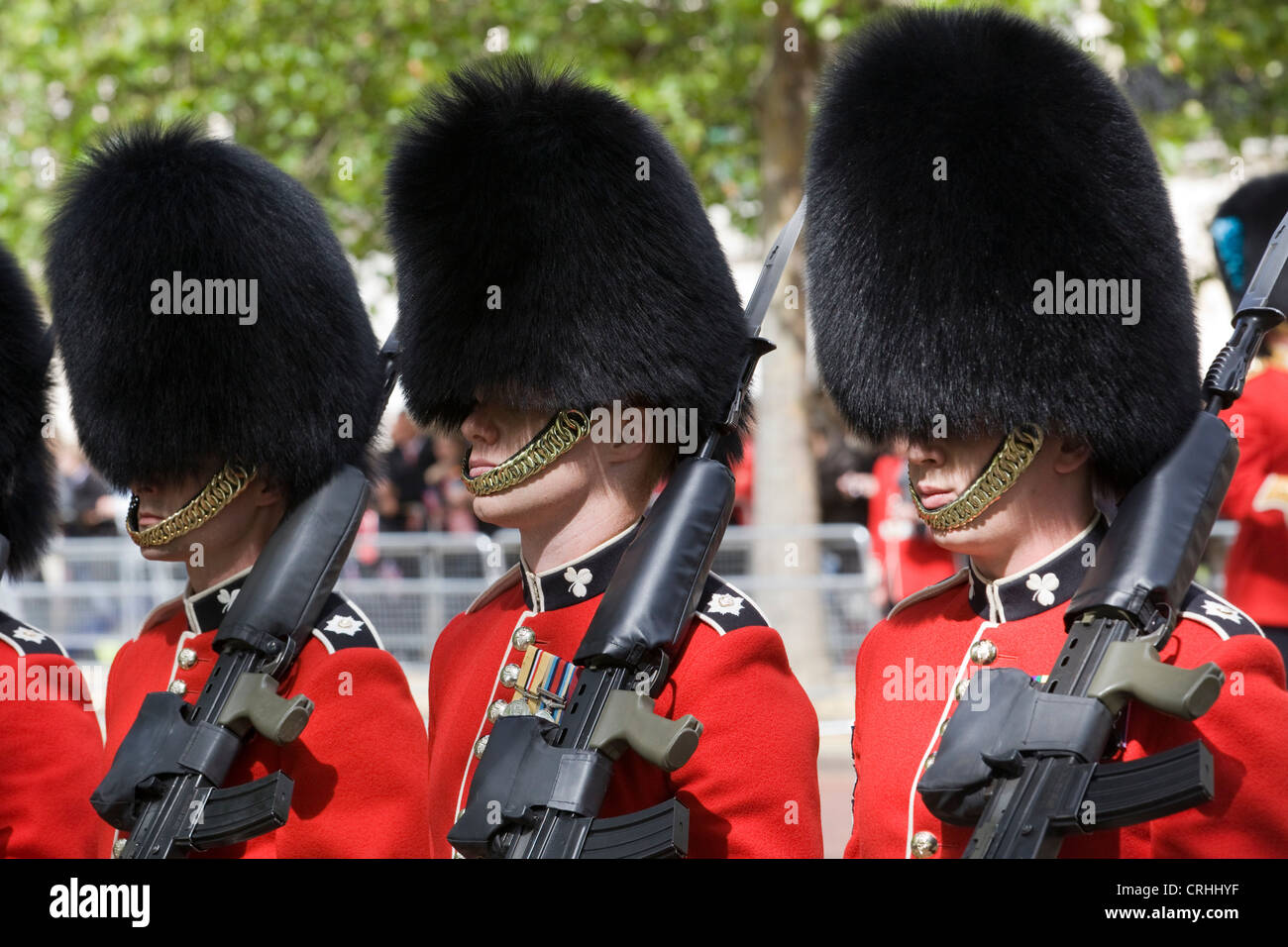 16. Juni Gardisten marschieren über die Mall für die Trooping die Farbe der Queens-Geburtstag in London Stockfoto