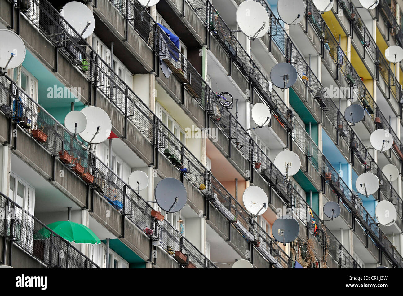 Satellitenschüsseln an einem Block von Wohnungen, Deutschland, Berlin Stockfoto