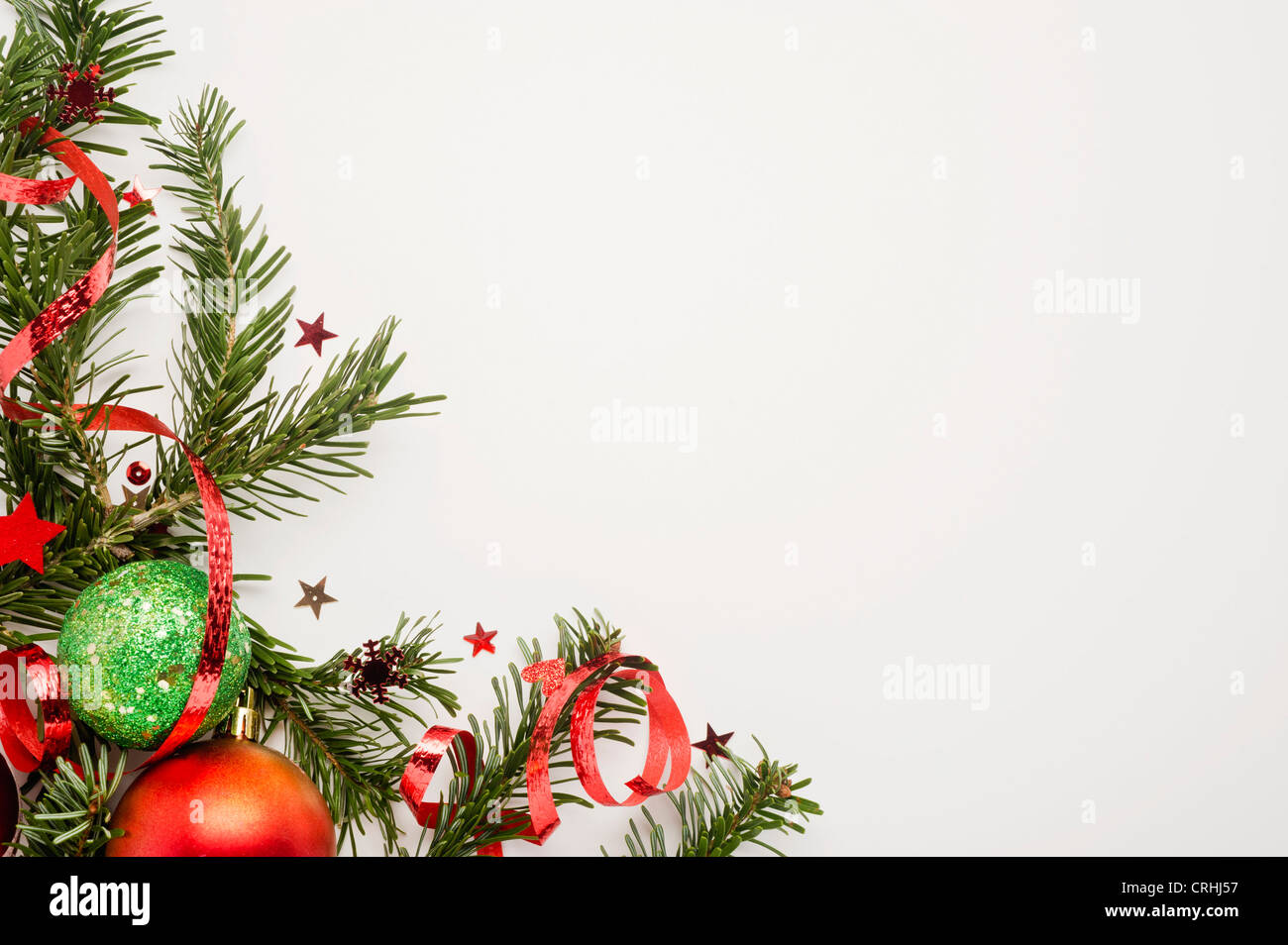 Weihnachts-Dekorationen auf weißem Hintergrund Stockfoto