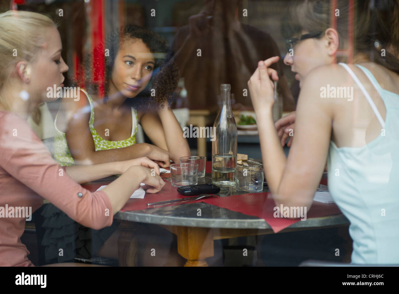 Junge Frauen im Café miteinander reden Stockfoto