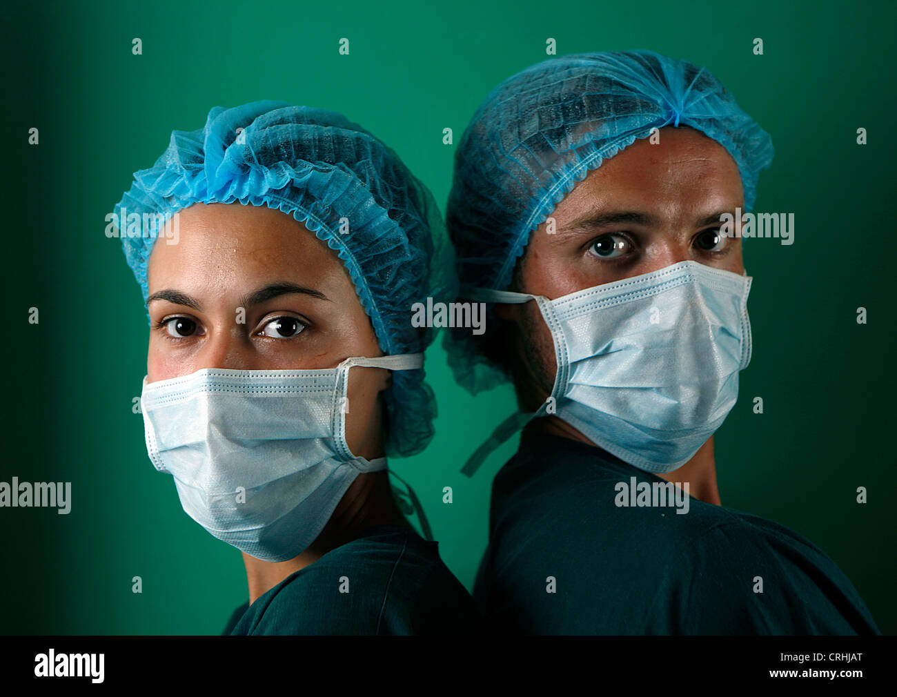 Zwei maskierte Chirurgen vor der Kamera. Stockfoto