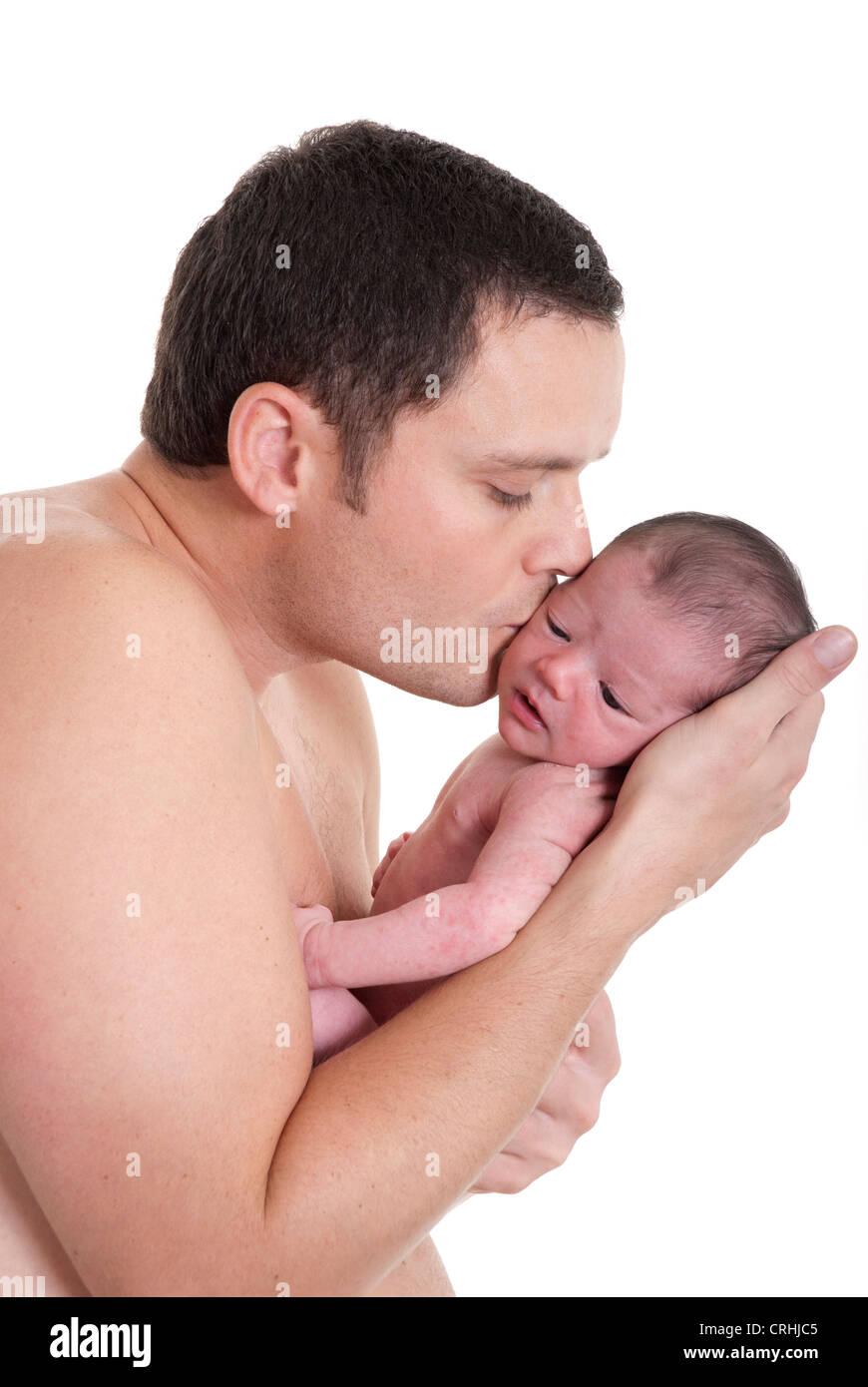 Vater sein Neugeborene Baby küssen Stockfoto