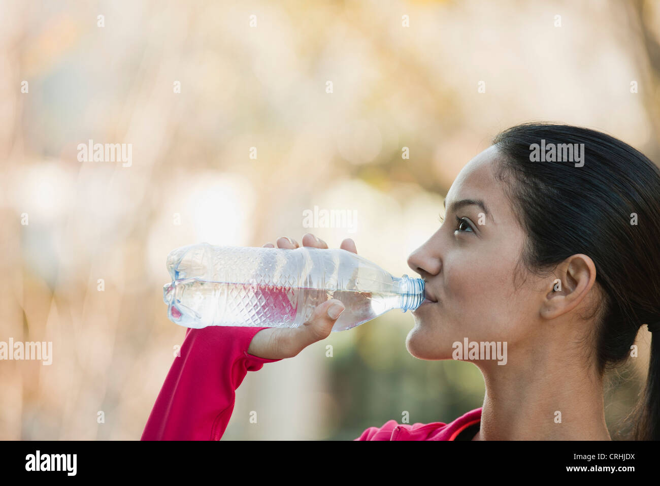 Junge Frau, die Flasche Wasser trinken Stockfoto