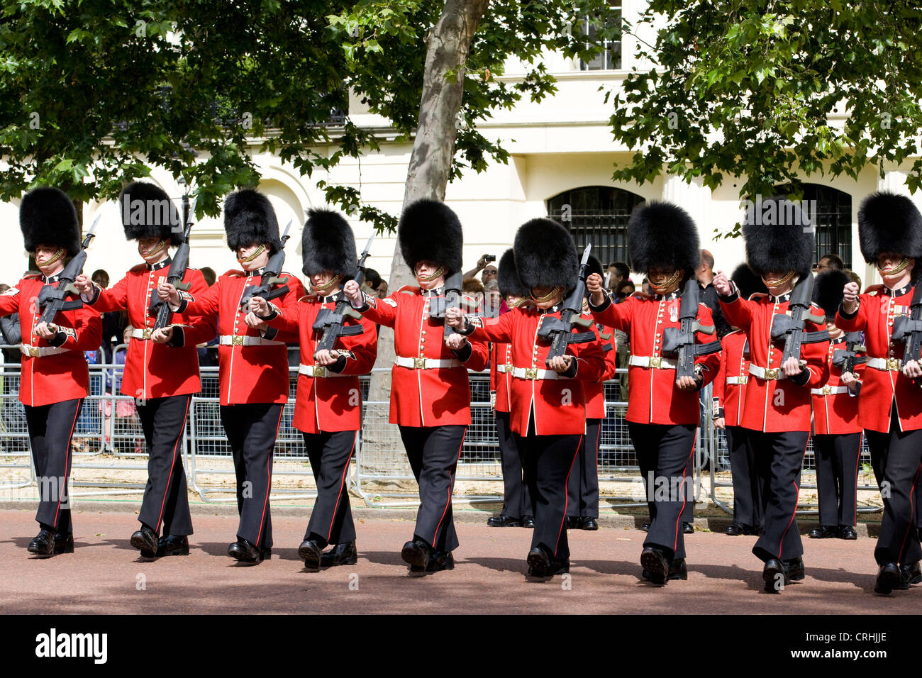 16. Juni Gardisten marschieren über die Mall für die Trooping die Farbe der Queens-Geburtstag in London Stockfoto