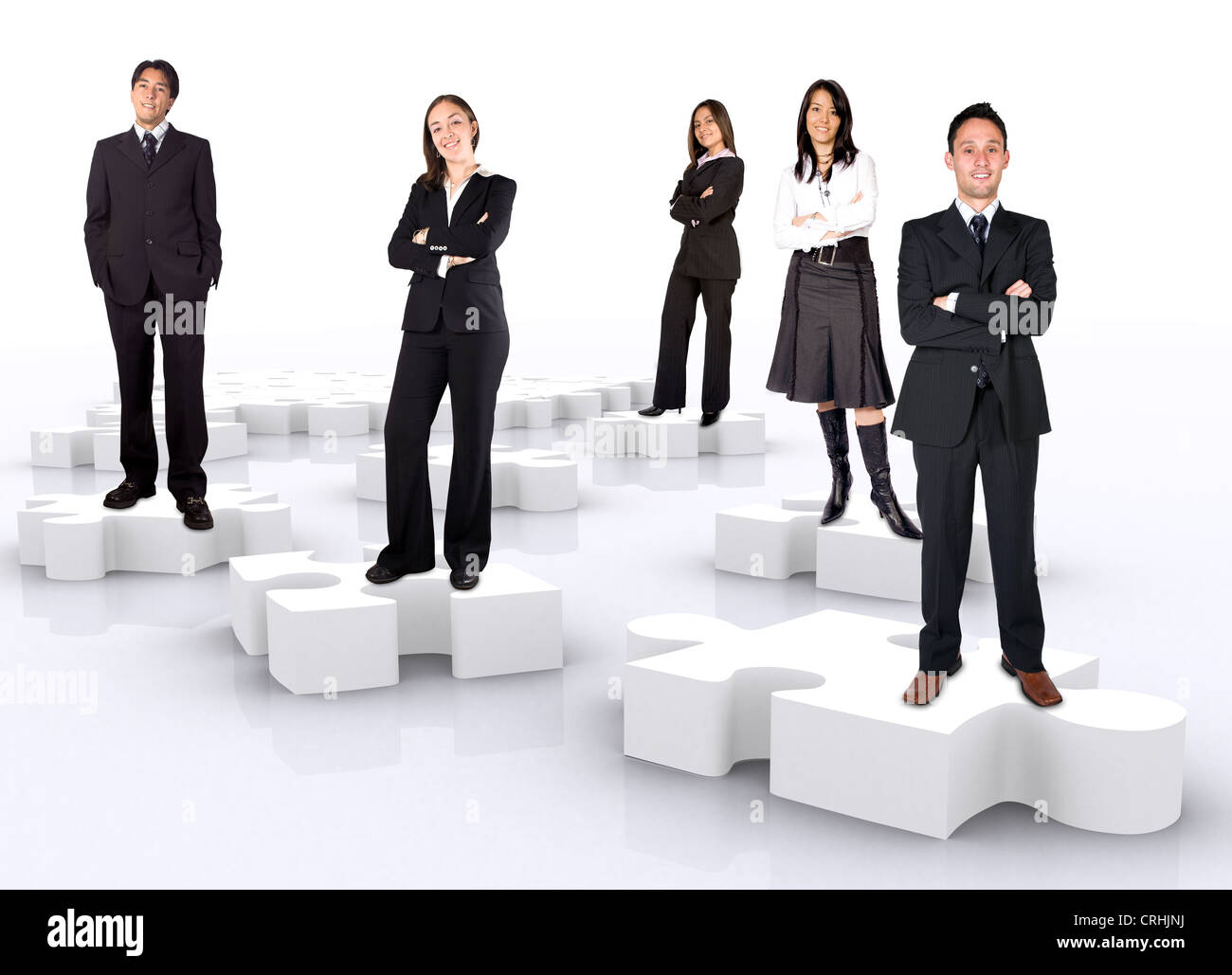 junge Menschen stehen auf Puzzle-Teile Stockfoto