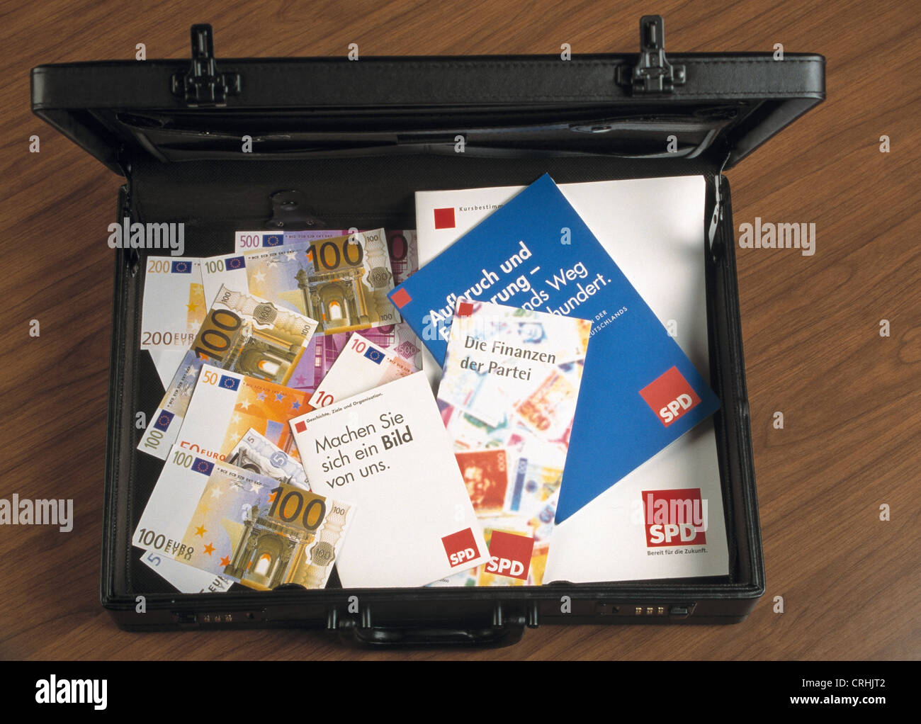 Aktentasche mit der SPD-Partei Werbung und Euro-Banknoten Stockfoto