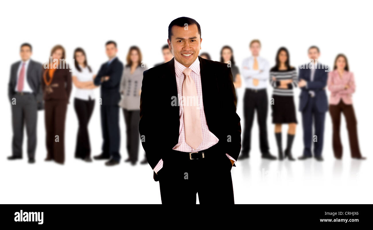 Jungunternehmer im schwarzen Anzug, stand vor seinem Team, mit den Händen in den Hosentaschen, Lächeln Stockfoto