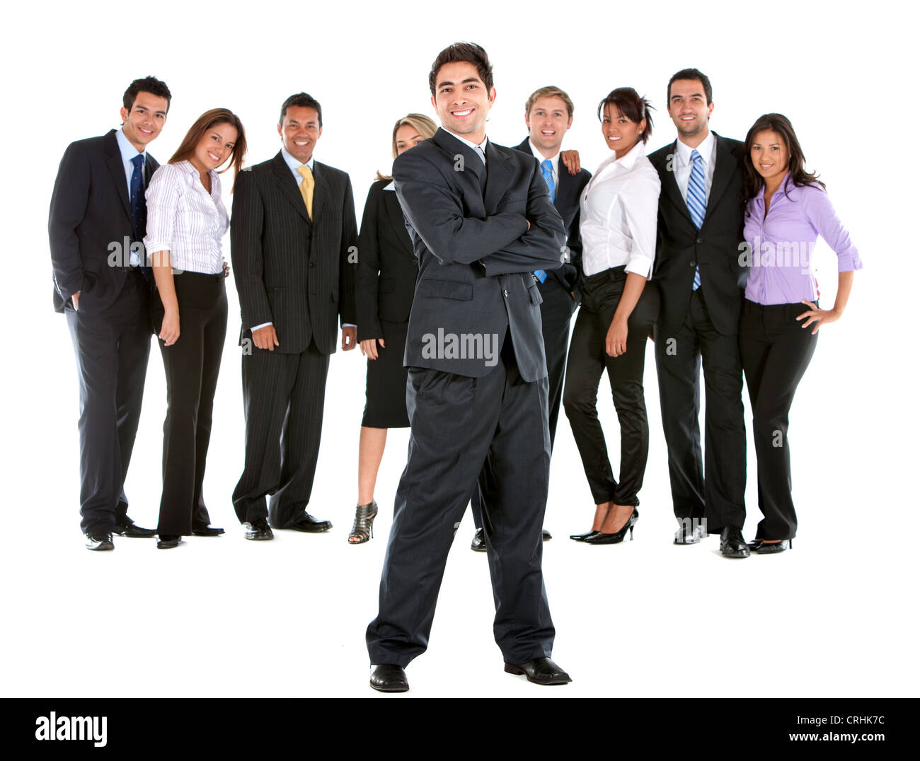 lächelnde Jungunternehmer steht vor seinem team Stockfoto