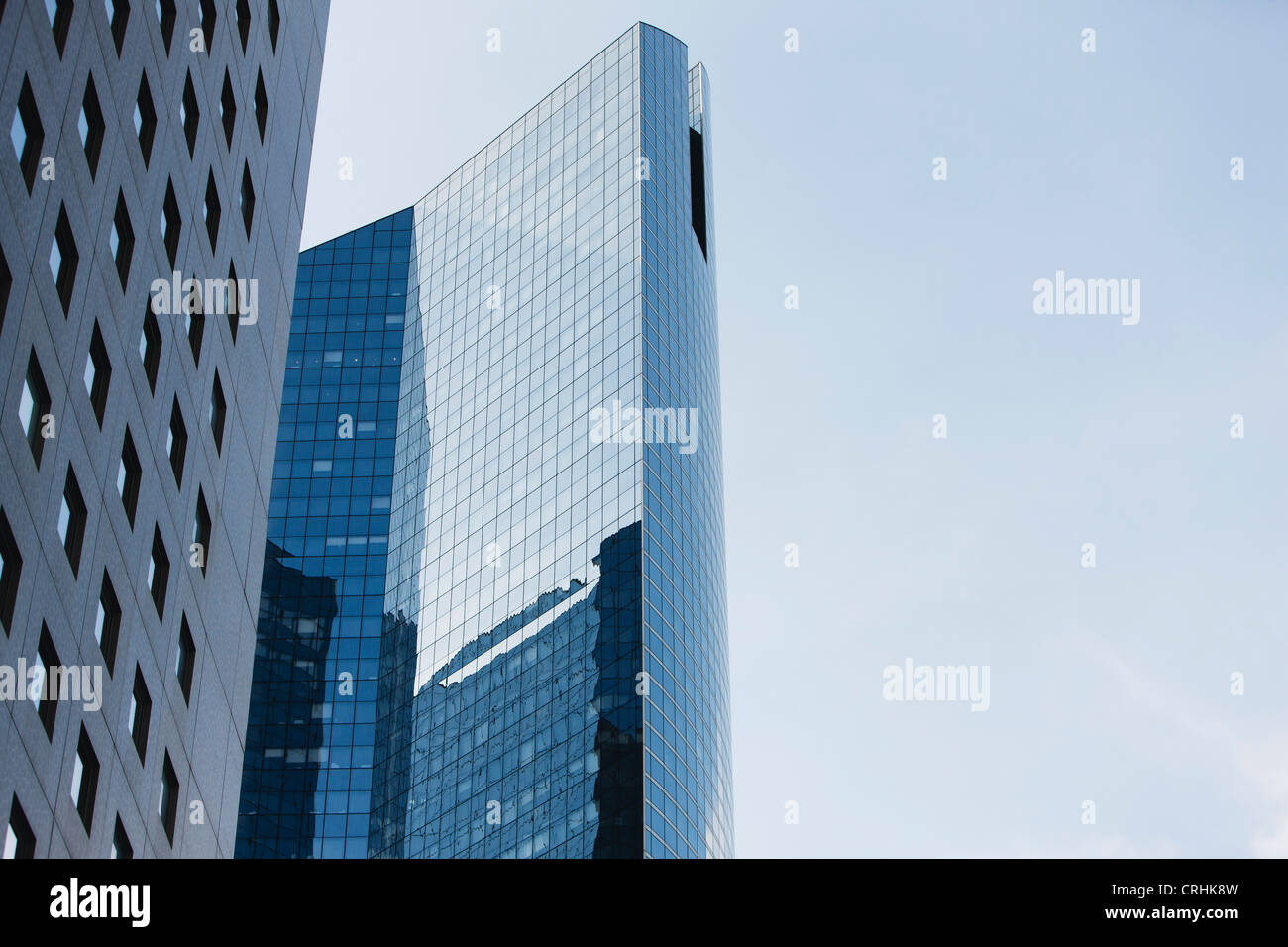 Moderne High rise Gebäude, niedrigen Winkel Ansicht Stockfoto