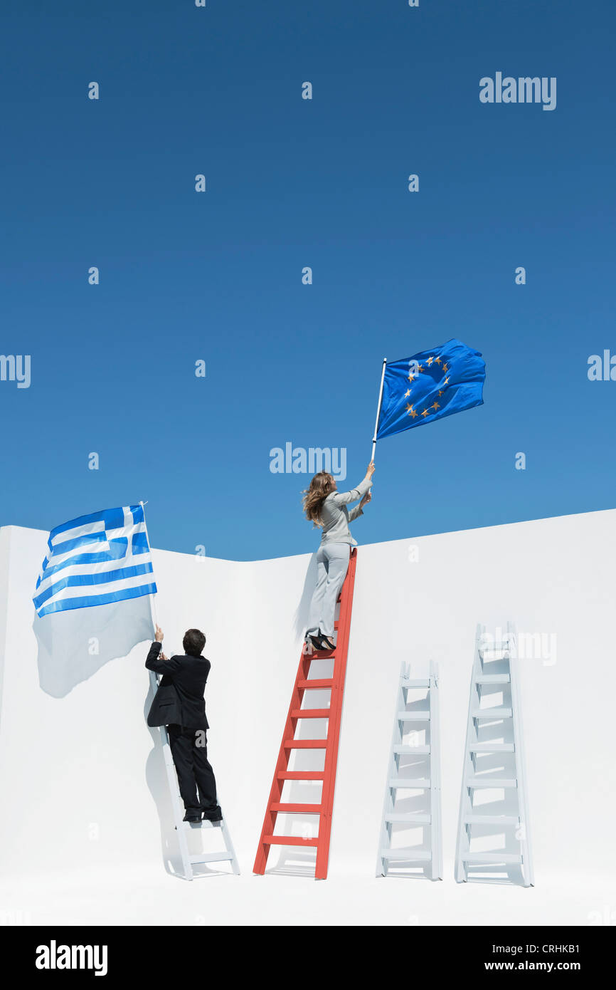 Führungskräfte, die mit EU-Flagge und griechische Flagge symbolisieren Wirtschaftskrise besteigen von Leitern, Stockfoto