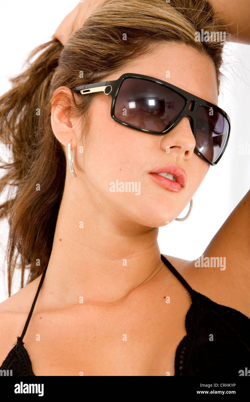 junge schöne Frau mit Sonnenbrille Stockfoto