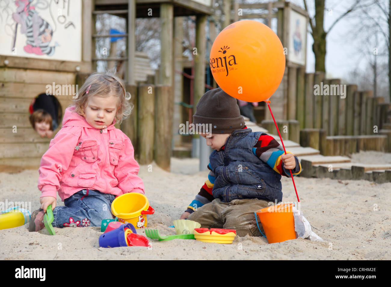 Jugendliche mit sand Formen auf Kinderspielplatz Stockfoto
