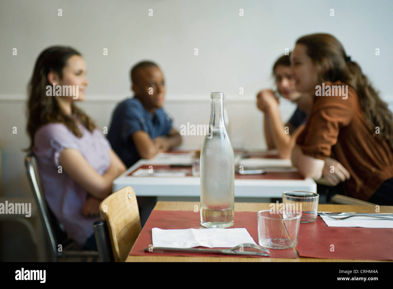 Freunde hängen in Café, konzentrieren sich auf leere Tabelle im Vordergrund Stockfoto