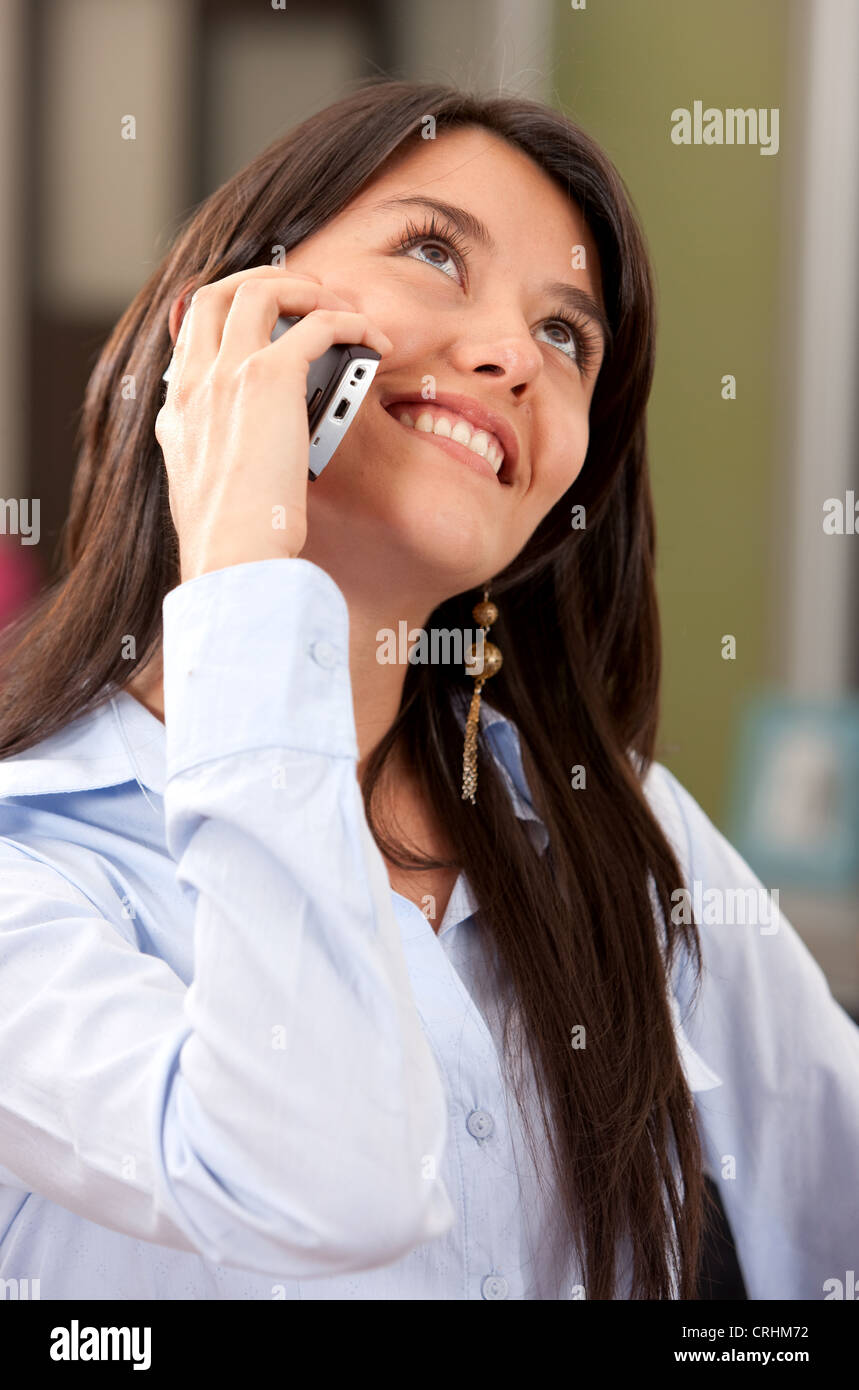 junge Frau am Telefon sprechen Stockfoto
