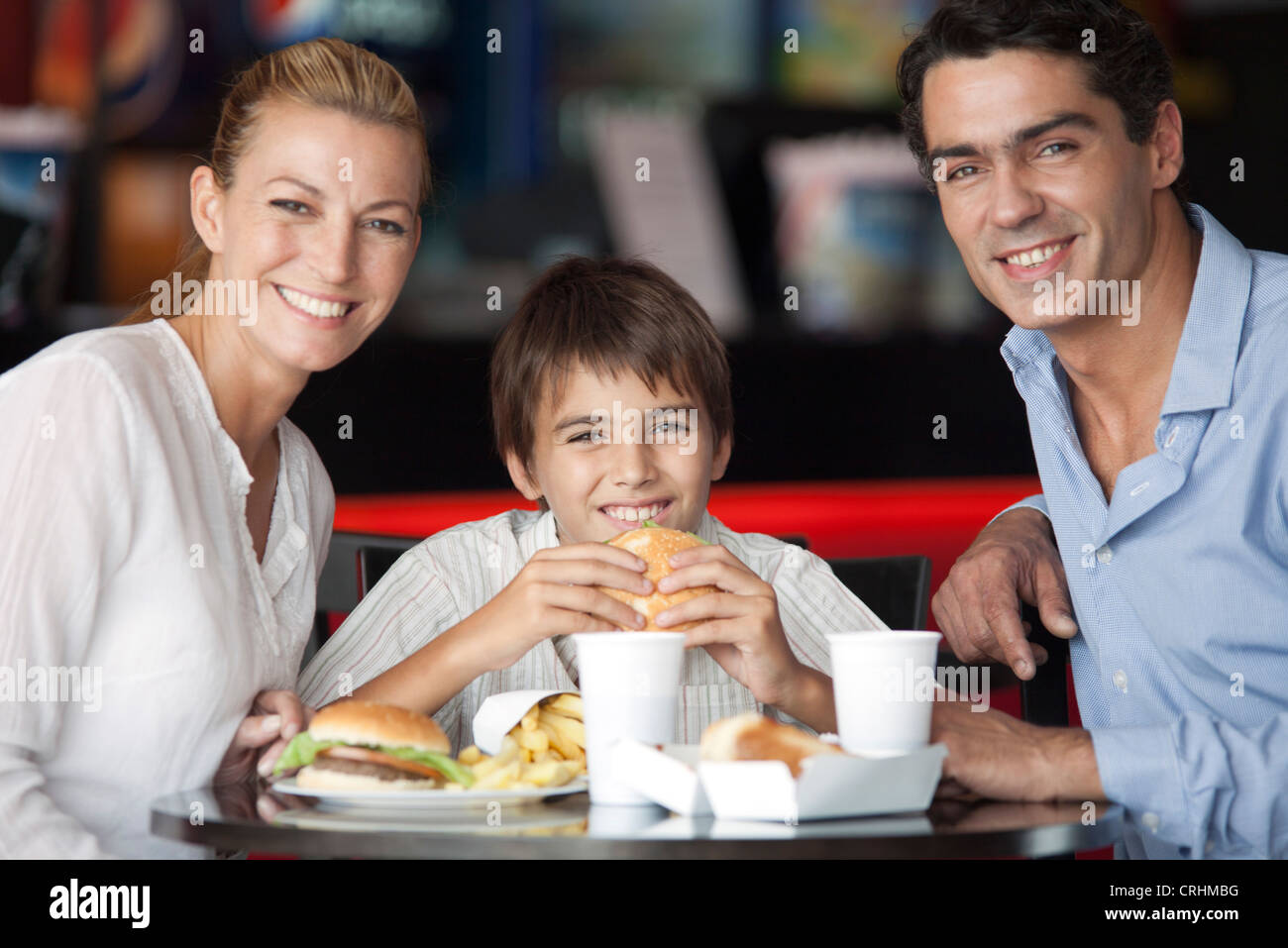Familie zusammen Essen in Fast-Food-Restaurant, Porträt Stockfoto