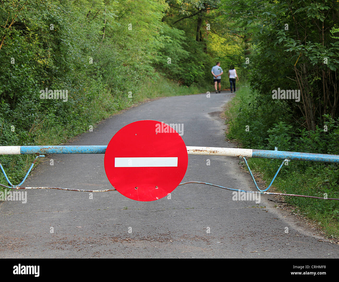 Paare, die im Wald unterwegs ist für den Durchgangsverkehr geschlossen Stockfoto