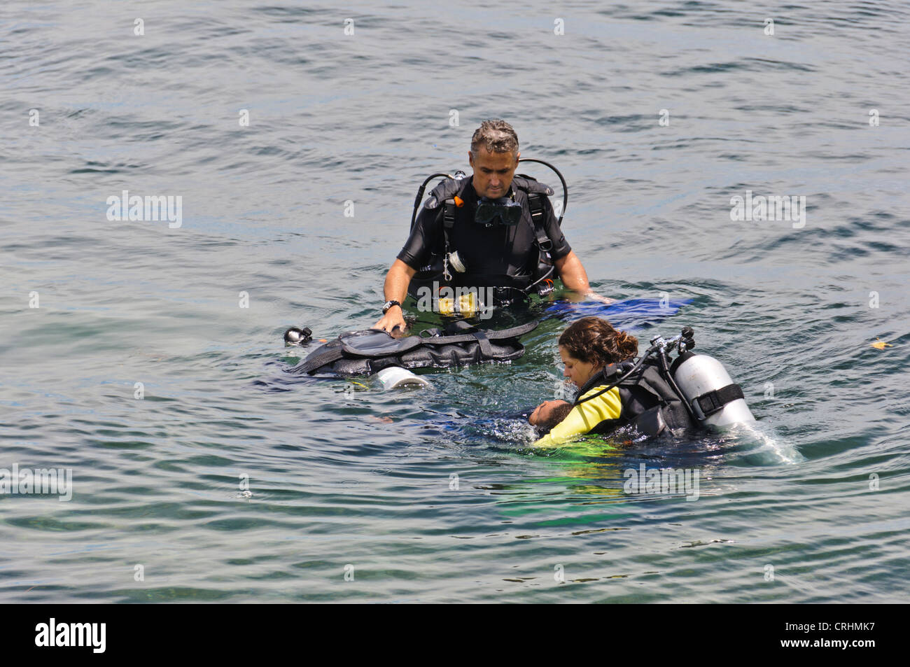 SCUBA Diving Rescue Diver Kurs Dive Instructor lehrende Studierende im offenen Wasser Ozean - Sabang, Puerto Galera Philippinen Asien Stockfoto