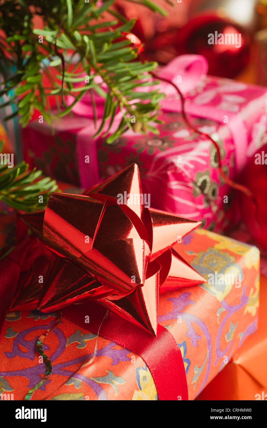 Festlich verpackte Weihnachtsgeschenke Stockfoto
