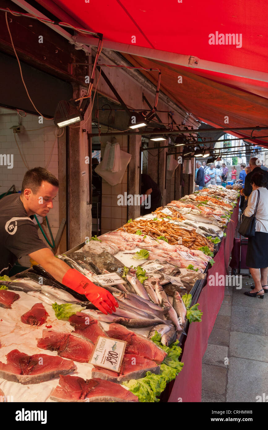 Fisch stand auf dem Rialto Fischmarkt, Venedig. Stockfoto