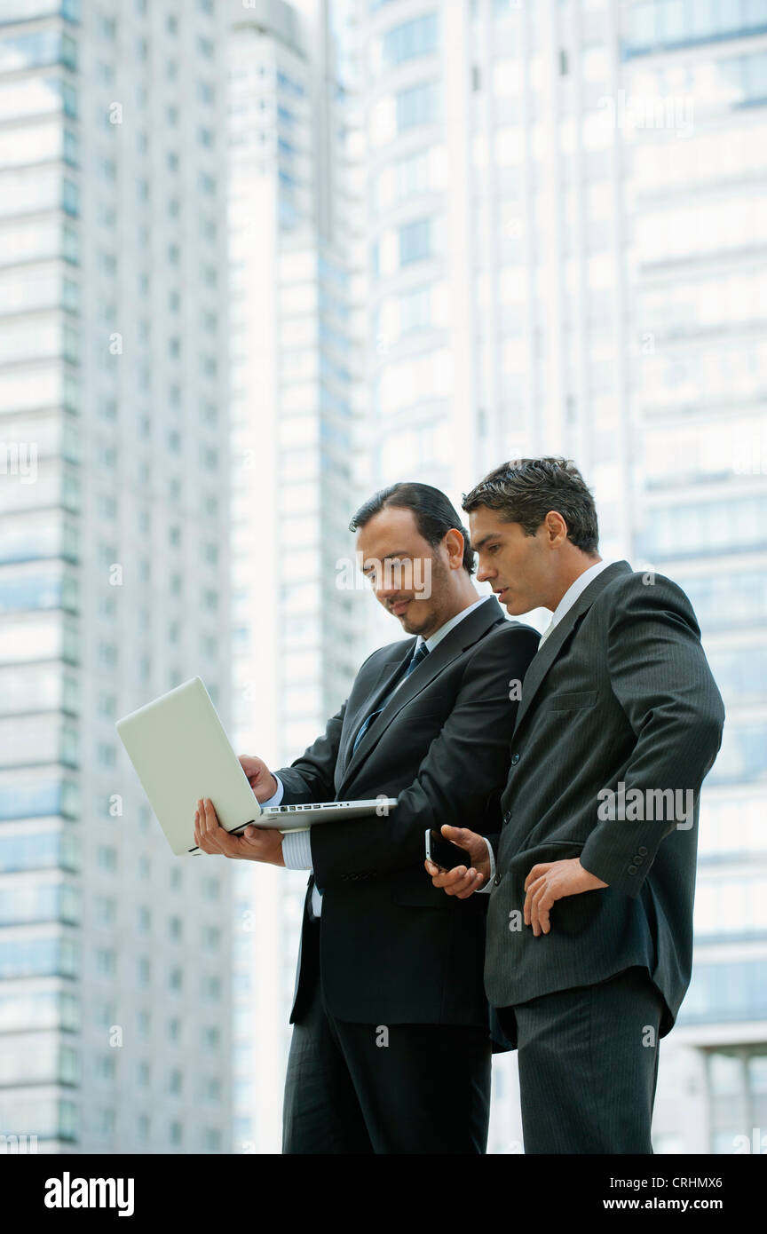 Geschäftspartner mit Laptop-Computer im freien Stockfoto