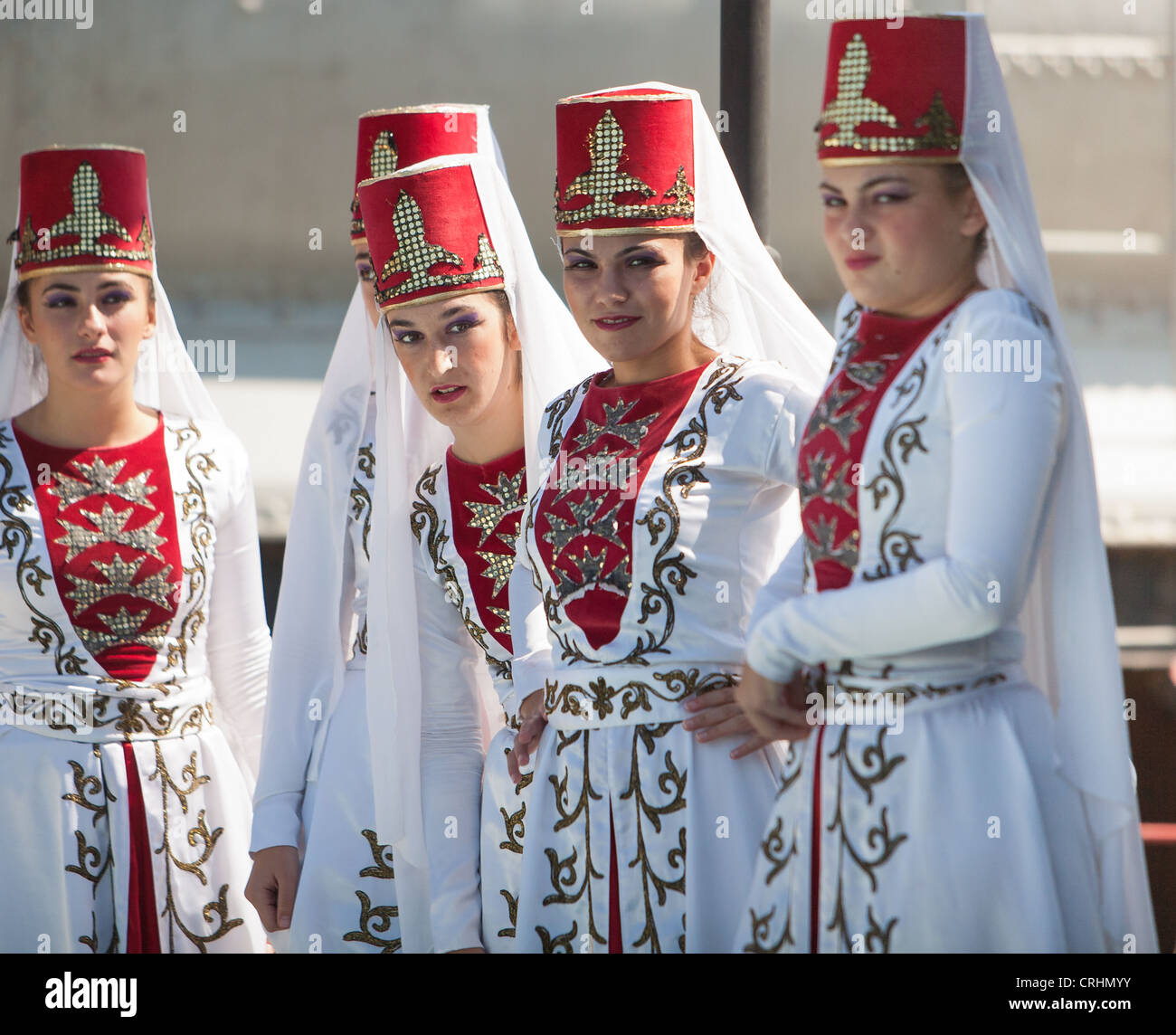 Türkische Frauen tragen traditionelle Kleidung. Anatolische Tänze von  Artvin & Kars Selcuk. Turkei Stockfotografie - Alamy