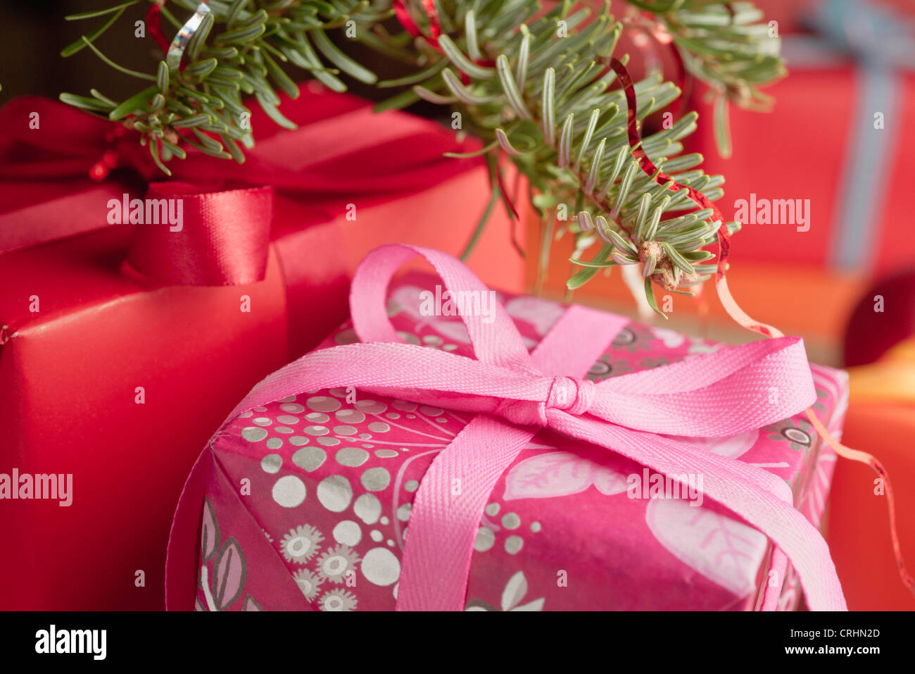 Festlich verpackte Weihnachtsgeschenke, close-up Stockfoto
