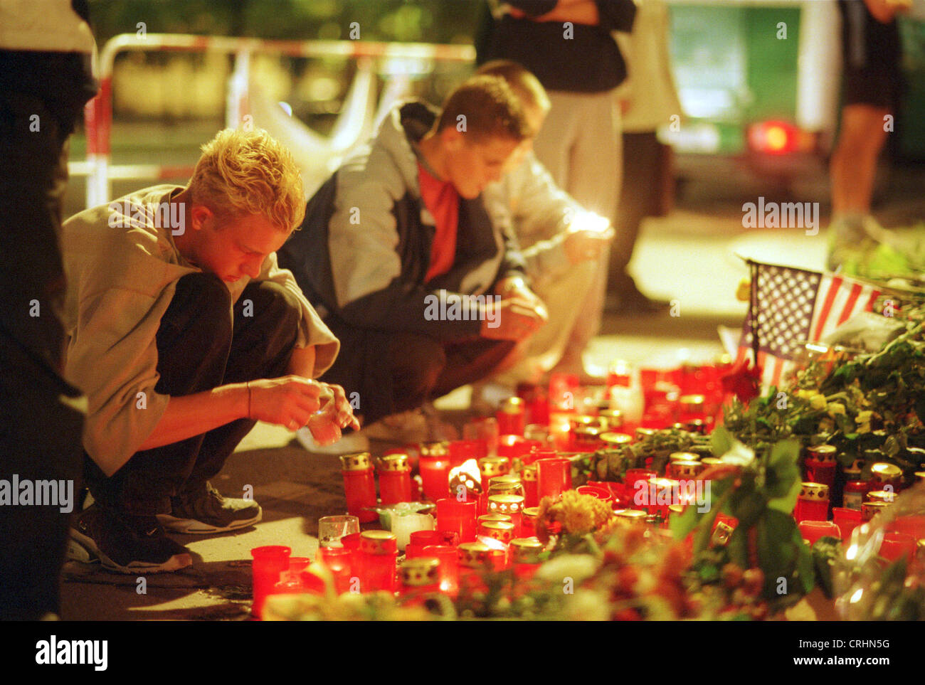 Berlin, Deutschland, junge Menschen entzünden Kerzen vor US-Botschaft in Stockfoto