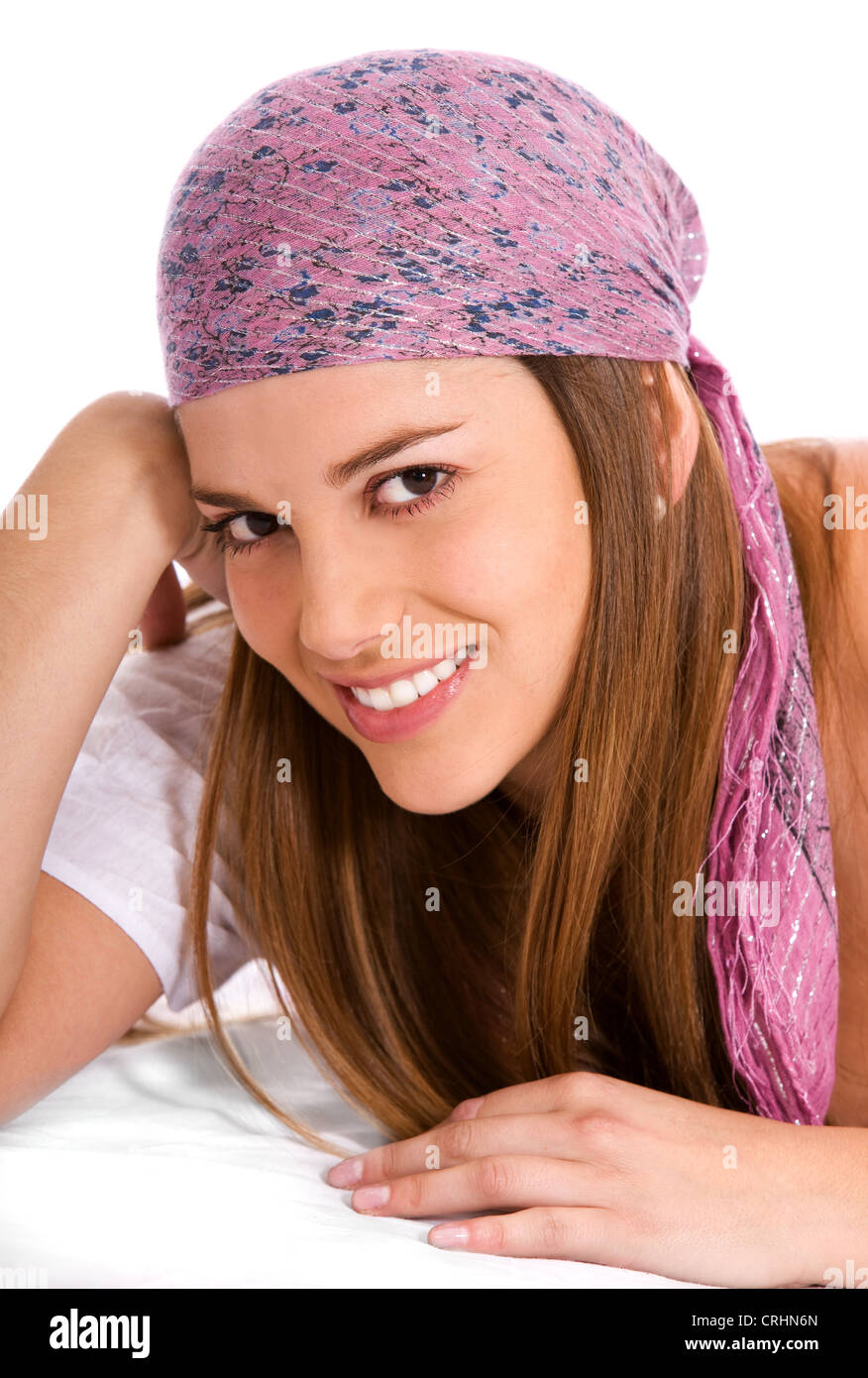 schöne Frau mit rosa Kopftuch, Lächeln, ihren Kopf auf ihre hand Stockfoto