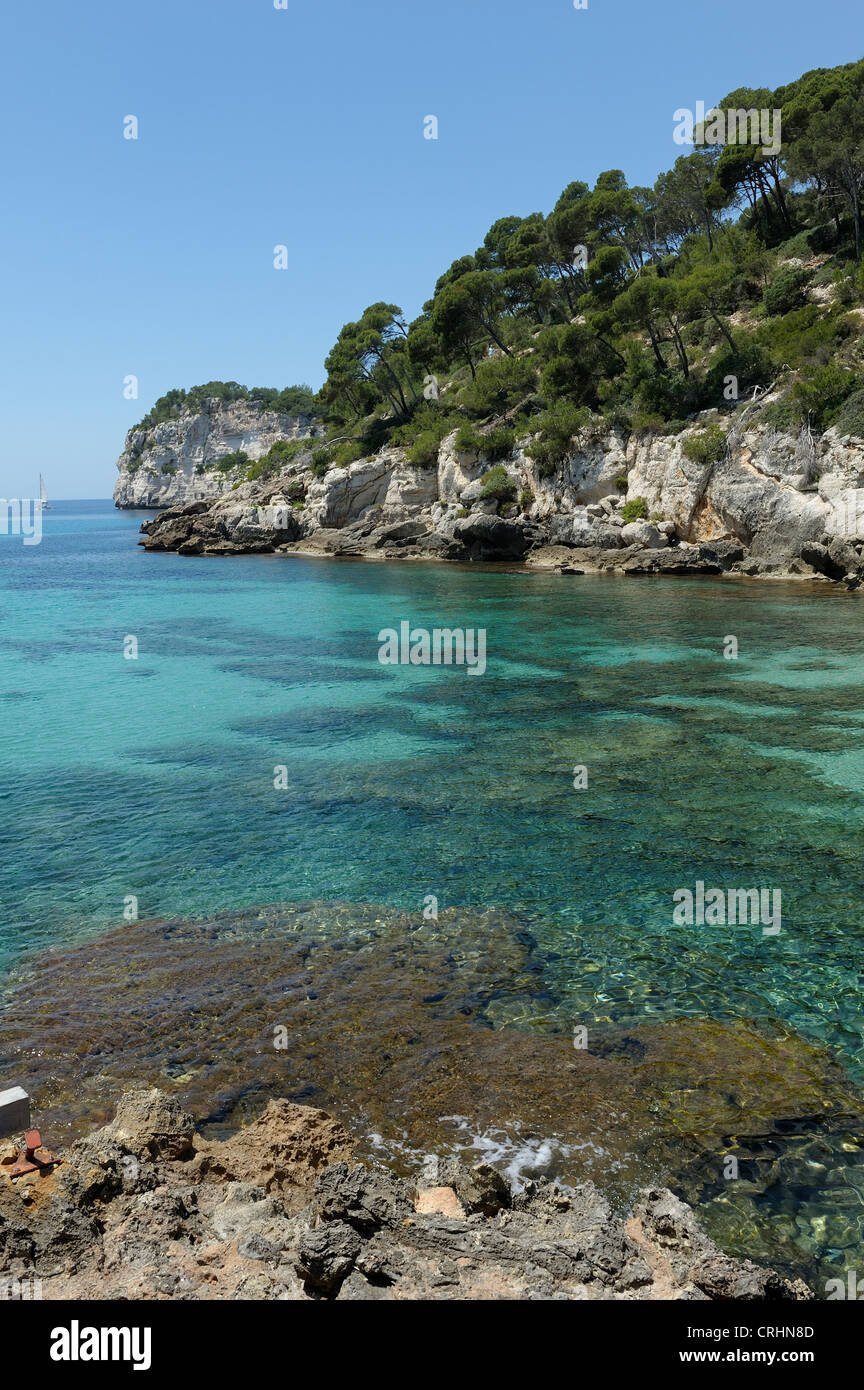 Küste in der spanischen Ferienort Cala Santa galdana Stockfoto