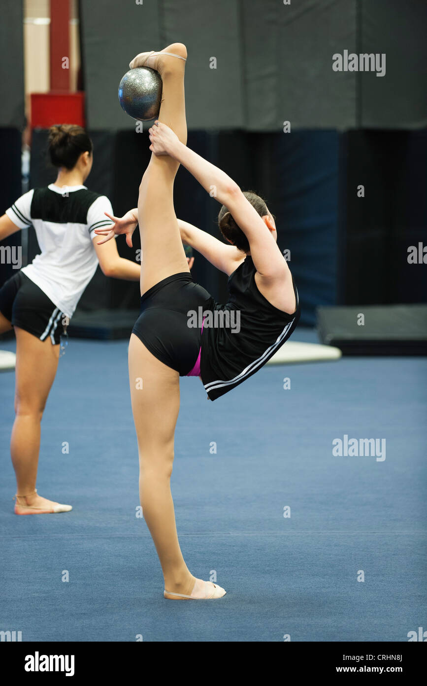 Teenager-Mädchen Turner üben rhythmische Gymnastik Stockfoto