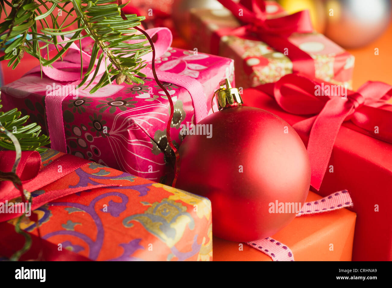 Christbaumkugel ruht auf festlich verpackte Geschenke Stockfoto