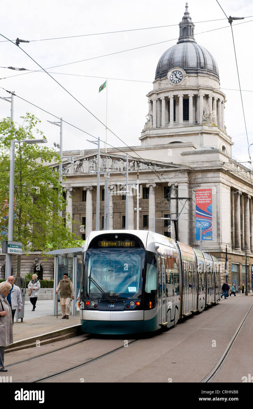 Nottingham City Transport Straßenbahn 205 am alten Marktplatz, Nottingham, Vereinigtes Königreich, England Stockfoto